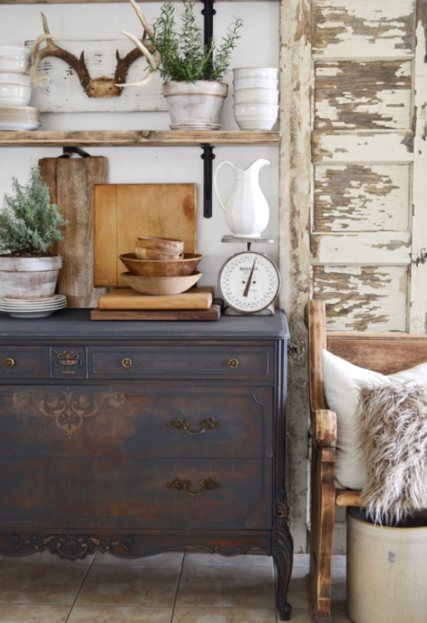 Perabotan Dengan Finishing Rustik